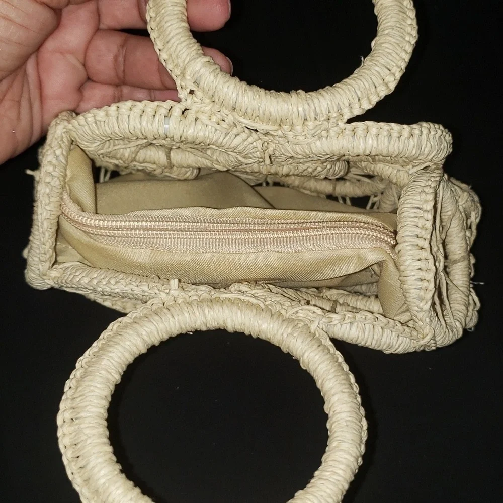 NWOT- Woven Natural Color Handbag/ Purse. 11.5 x 8. Liner included. - Picture 3 of 6